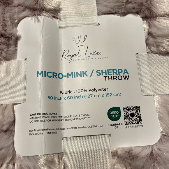 ROYAL LUXE Reversible Micromink to Faux-Sherpa Throw, 50" x 60" - Picture 4 of 4